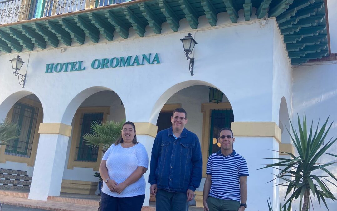 Tres clientes de la entidad realizan prácticas profesionales en el Hotel Oromana